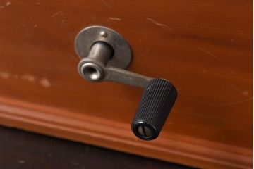 アンティーク雑貨　昭和レトロ　昔懐かしい空間を演出するデルビル磁石式の壁掛け電話機(ディスプレイ)