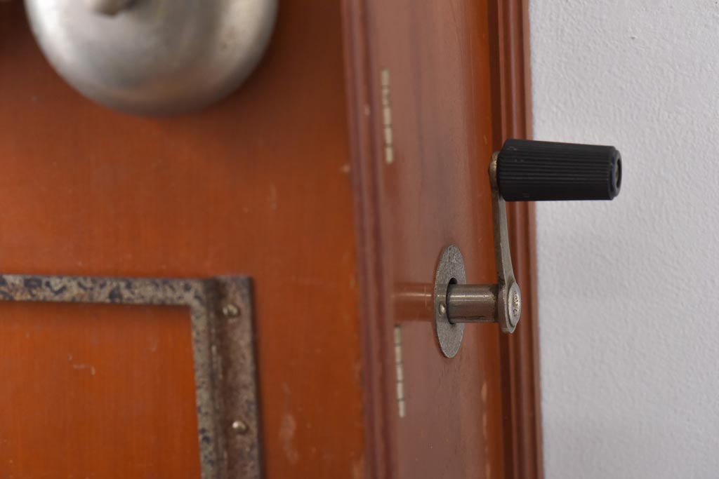 アンティーク雑貨　昭和レトロ　昔懐かしい空間を演出するデルビル磁石式の壁掛け電話機(ディスプレイ)