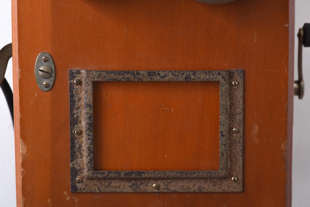 アンティーク雑貨　昭和レトロ　昔懐かしい空間を演出するデルビル磁石式の壁掛け電話機(ディスプレイ)