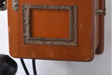 アンティーク雑貨　昭和レトロ　昔懐かしい空間を演出するデルビル磁石式の壁掛け電話機(ディスプレイ)