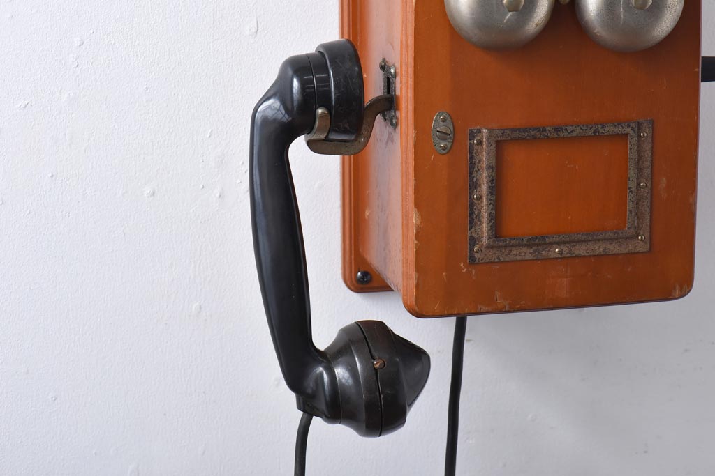 アンティーク雑貨　昭和レトロ　昔懐かしい空間を演出するデルビル磁石式の壁掛け電話機(ディスプレイ)
