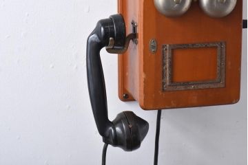 アンティーク雑貨　昭和レトロ　昔懐かしい空間を演出するデルビル磁石式の壁掛け電話機(ディスプレイ)