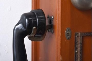 アンティーク雑貨　昭和レトロ　昔懐かしい空間を演出するデルビル磁石式の壁掛け電話機(ディスプレイ)