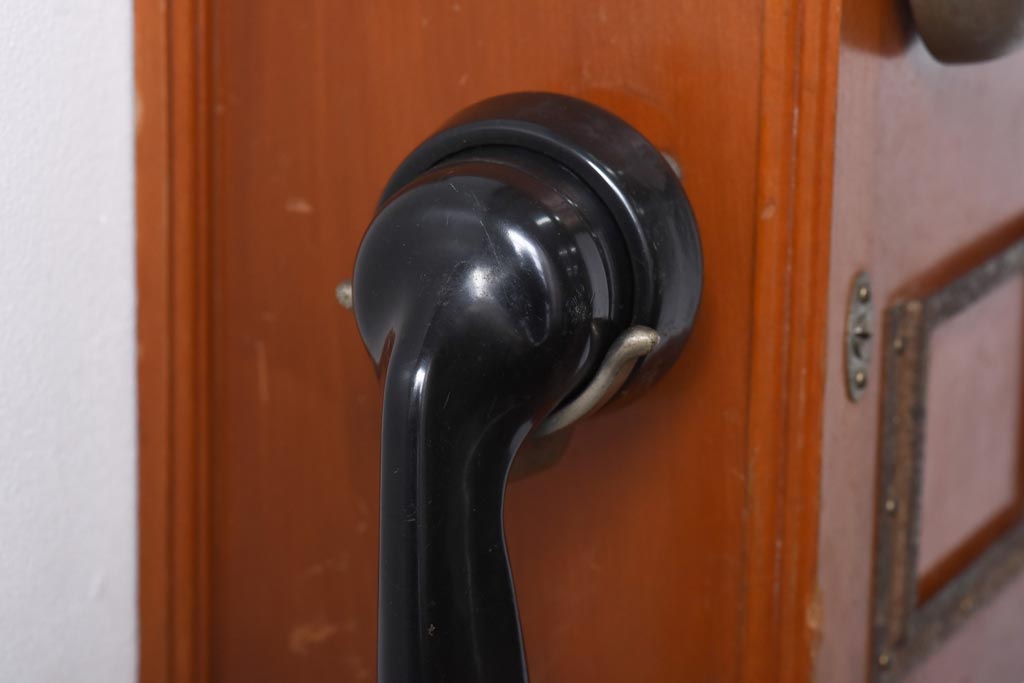 アンティーク雑貨　昭和レトロ　昔懐かしい空間を演出するデルビル磁石式の壁掛け電話機(ディスプレイ)