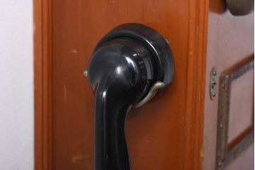 アンティーク雑貨　昭和レトロ　昔懐かしい空間を演出するデルビル磁石式の壁掛け電話機(ディスプレイ)