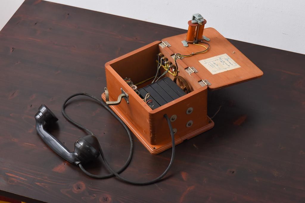 アンティーク雑貨　昭和レトロ　昔懐かしい空間を演出するデルビル磁石式の壁掛け電話機(ディスプレイ)