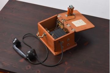 アンティーク雑貨　昭和レトロ　昔懐かしい空間を演出するデルビル磁石式の壁掛け電話機(ディスプレイ)