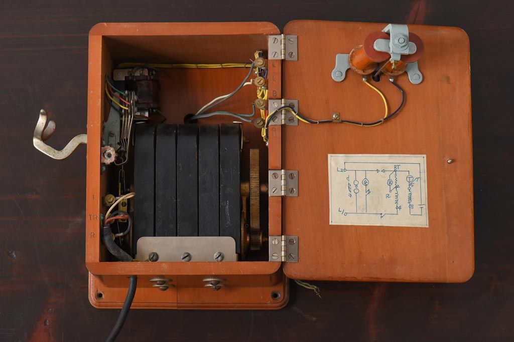 アンティーク雑貨　昭和レトロ　昔懐かしい空間を演出するデルビル磁石式の壁掛け電話機(ディスプレイ)