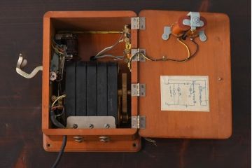 アンティーク雑貨　昭和レトロ　昔懐かしい空間を演出するデルビル磁石式の壁掛け電話機(ディスプレイ)