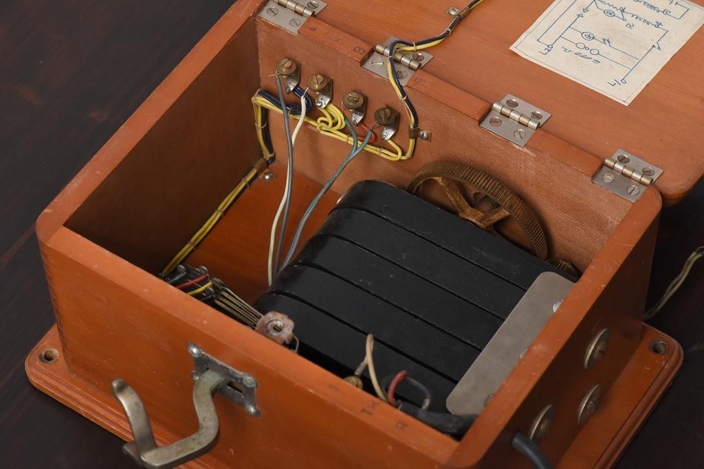 アンティーク雑貨　昭和レトロ　昔懐かしい空間を演出するデルビル磁石式の壁掛け電話機(ディスプレイ)