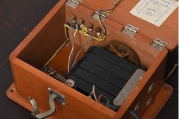 アンティーク雑貨　昭和レトロ　昔懐かしい空間を演出するデルビル磁石式の壁掛け電話機(ディスプレイ)