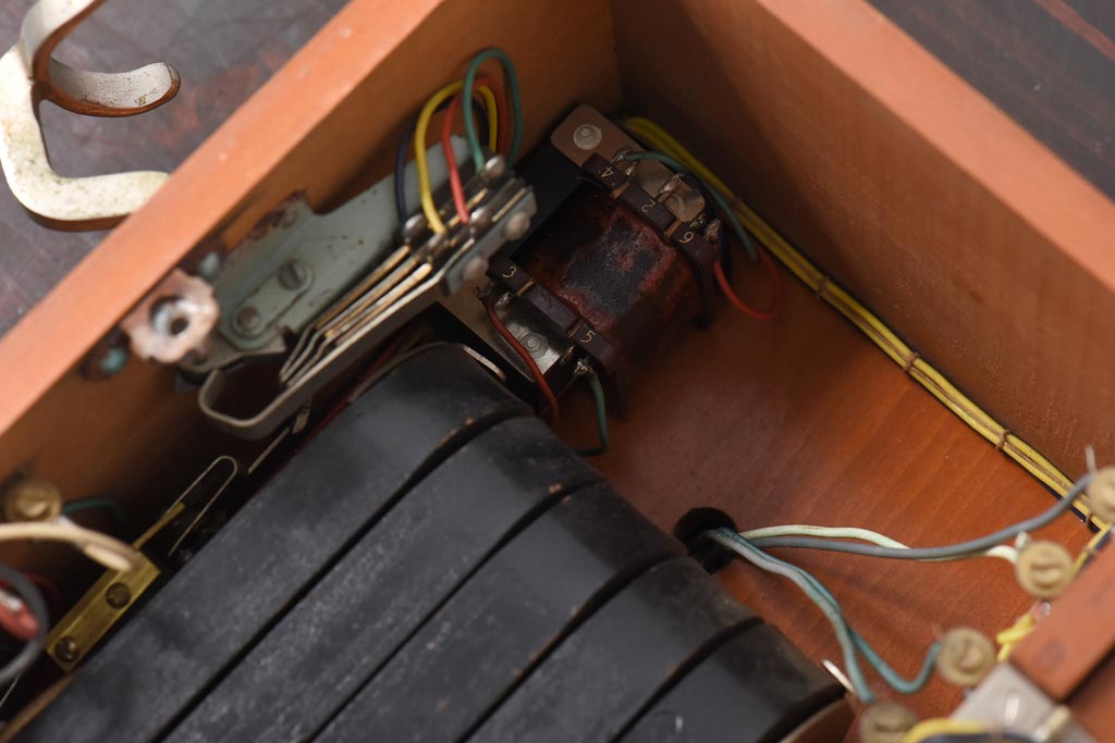 アンティーク雑貨　昭和レトロ　昔懐かしい空間を演出するデルビル磁石式の壁掛け電話機(ディスプレイ)