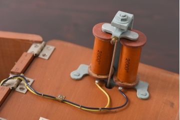 アンティーク雑貨　昭和レトロ　昔懐かしい空間を演出するデルビル磁石式の壁掛け電話機(ディスプレイ)