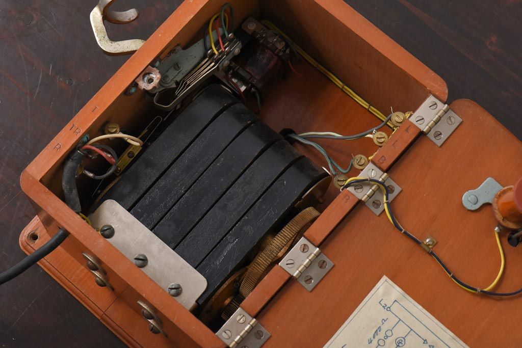 アンティーク雑貨　昭和レトロ　昔懐かしい空間を演出するデルビル磁石式の壁掛け電話機(ディスプレイ)