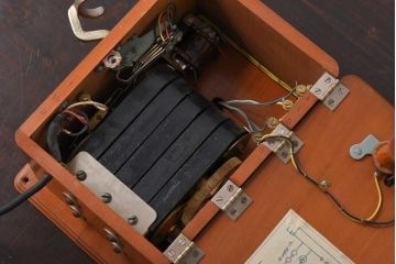 アンティーク雑貨　昭和レトロ　昔懐かしい空間を演出するデルビル磁石式の壁掛け電話機(ディスプレイ)