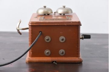 アンティーク雑貨　昭和レトロ　昔懐かしい空間を演出するデルビル磁石式の壁掛け電話機(ディスプレイ)