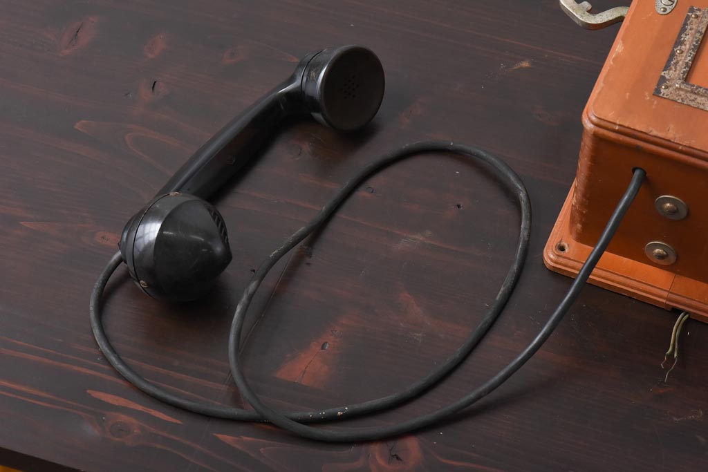 アンティーク雑貨　昭和レトロ　昔懐かしい空間を演出するデルビル磁石式の壁掛け電話機(ディスプレイ)