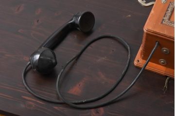 アンティーク雑貨　昭和レトロ　昔懐かしい空間を演出するデルビル磁石式の壁掛け電話機(ディスプレイ)