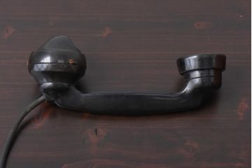 アンティーク雑貨　昭和レトロ　昔懐かしい空間を演出するデルビル磁石式の壁掛け電話機(ディスプレイ)