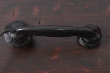 アンティーク雑貨　昭和レトロ　昔懐かしい空間を演出するデルビル磁石式の壁掛け電話機(ディスプレイ)