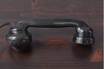 アンティーク雑貨　昭和レトロ　昔懐かしい空間を演出するデルビル磁石式の壁掛け電話機(ディスプレイ)