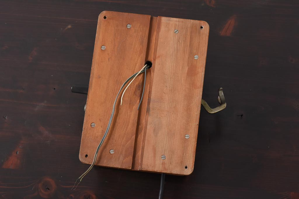 アンティーク雑貨　昭和レトロ　昔懐かしい空間を演出するデルビル磁石式の壁掛け電話機(ディスプレイ)