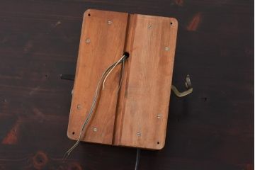 アンティーク雑貨　昭和レトロ　昔懐かしい空間を演出するデルビル磁石式の壁掛け電話機(ディスプレイ)