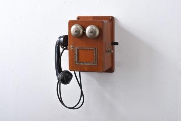 アンティーク雑貨　昭和レトロ　昔懐かしい空間を演出するデルビル磁石式の壁掛け電話機(ディスプレイ)
