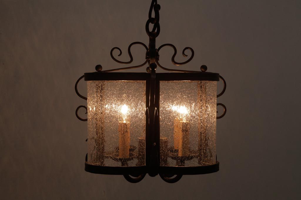 海外製　高級品!　アイアンフレームと気泡ガラスが目を引くビンテージの4灯シャンデリア(吊り下げ照明、天井照明)