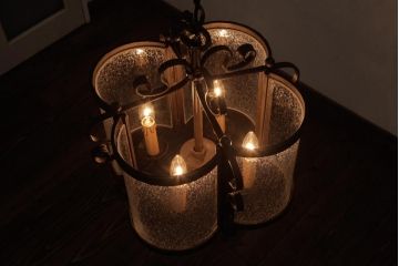 海外製　高級品!　アイアンフレームと気泡ガラスが目を引くビンテージの4灯シャンデリア(吊り下げ照明、天井照明)