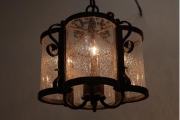 海外製　高級品!　アイアンフレームと気泡ガラスが目を引くビンテージの4灯シャンデリア(吊り下げ照明、天井照明)