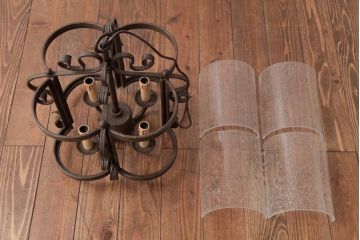 海外製　高級品!　アイアンフレームと気泡ガラスが目を引くビンテージの4灯シャンデリア(吊り下げ照明、天井照明)