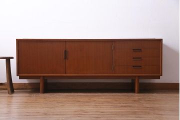 ヴィンテージ家具　ビンテージ　チーク材　直線的な北欧風デザインのリビングボード(サイドボード)