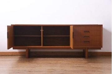 ヴィンテージ家具　ビンテージ　チーク材　直線的な北欧風デザインのリビングボード(サイドボード)