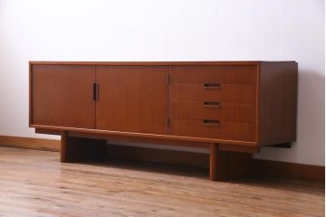 ヴィンテージ家具　ビンテージ　チーク材　直線的な北欧風デザインのリビングボード(サイドボード)