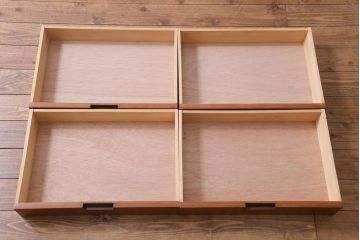 ヴィンテージ家具　ビンテージ　チーク材　直線的な北欧風デザインのリビングボード(サイドボード)