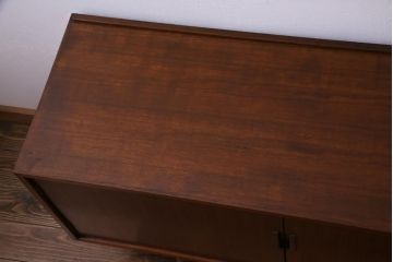 ヴィンテージ家具　ビンテージ　チーク材　直線的な北欧風デザインのリビングボード(サイドボード)