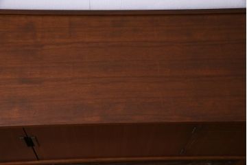 ヴィンテージ家具　ビンテージ　チーク材　直線的な北欧風デザインのリビングボード(サイドボード)