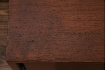 ヴィンテージ家具　ビンテージ　チーク材　直線的な北欧風デザインのリビングボード(サイドボード)