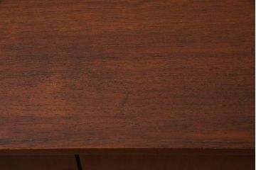 ヴィンテージ家具　ビンテージ　チーク材　直線的な北欧風デザインのリビングボード(サイドボード)