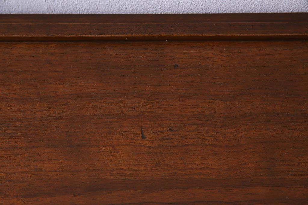 ヴィンテージ家具　ビンテージ　チーク材　直線的な北欧風デザインのリビングボード(サイドボード)