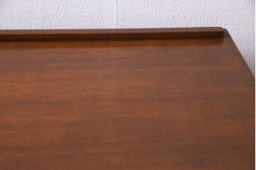 ヴィンテージ家具　ビンテージ　チーク材　直線的な北欧風デザインのリビングボード(サイドボード)