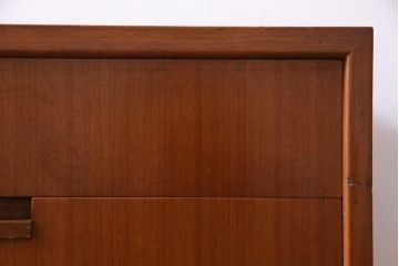 ヴィンテージ家具　ビンテージ　チーク材　直線的な北欧風デザインのリビングボード(サイドボード)