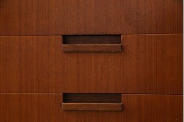 ヴィンテージ家具　ビンテージ　チーク材　直線的な北欧風デザインのリビングボード(サイドボード)