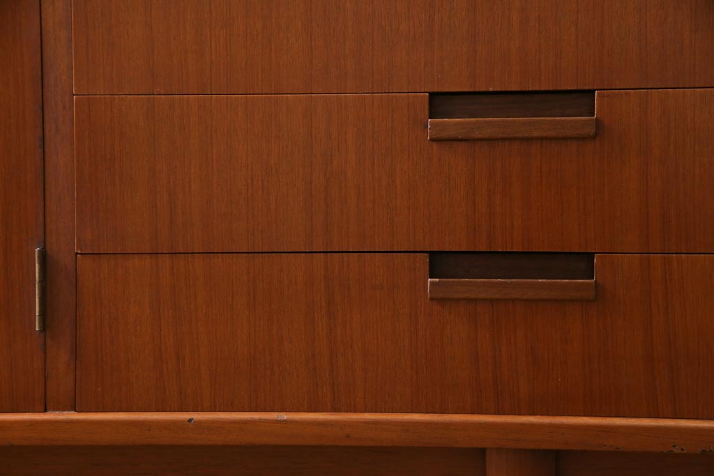 ヴィンテージ家具　ビンテージ　チーク材　直線的な北欧風デザインのリビングボード(サイドボード)