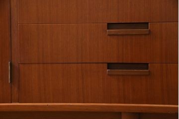 ヴィンテージ家具　ビンテージ　チーク材　直線的な北欧風デザインのリビングボード(サイドボード)