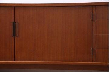 ヴィンテージ家具　ビンテージ　チーク材　直線的な北欧風デザインのリビングボード(サイドボード)