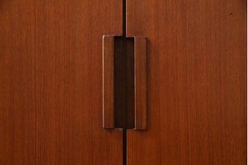 ヴィンテージ家具　ビンテージ　チーク材　直線的な北欧風デザインのリビングボード(サイドボード)