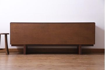 ヴィンテージ家具　ビンテージ　チーク材　直線的な北欧風デザインのリビングボード(サイドボード)