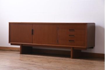 ヴィンテージ家具　ビンテージ　チーク材　直線的な北欧風デザインのリビングボード(サイドボード)